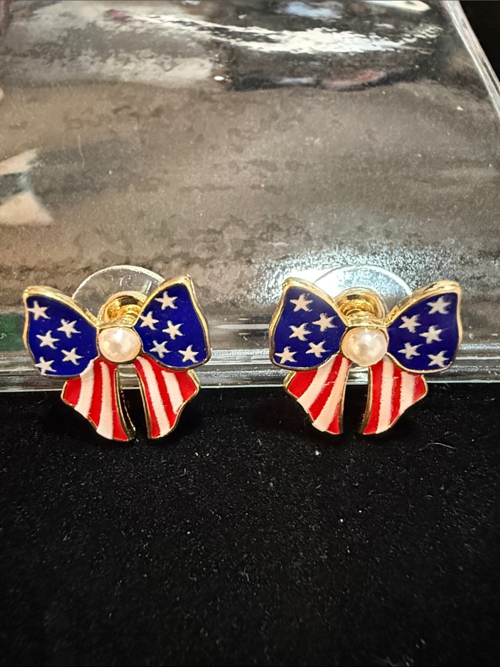 NWT nOir Patriotic American Flag Bow Earrings - Pearl Center 1”